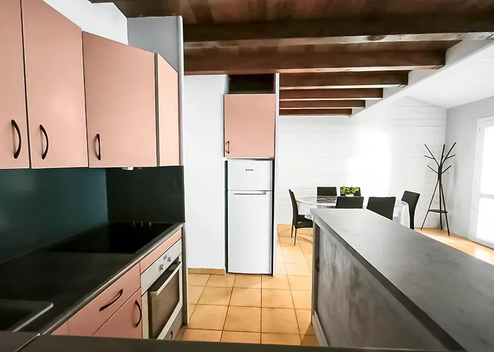 Confortable Avec Parking Et Terrasse דירה